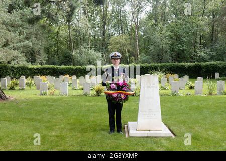 Kapitän Flamant Defense Attache der Londoner Botschaft des Königreichs Belgien auf dem Belgischen Denkmal auf dem Brookwood Military Cemetery, wo er im Namen des belgischen Botschafters einen Kranz platzieren wird. Belgische Grabsteine im Hintergrund. Stockfoto