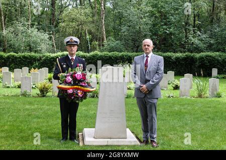 Die Wiederweihung des belgischen Denkmals auf dem Militärfriedhof Brookwood durch Captain Flamant Defense Attache von der Londoner Botschaft des Königreichs Belgien hier mit Paul McCue vom Secret World war 2 Learning Network, bevor ein Kranz platziert wird. Belgische Grabsteine im Hintergrund. Stockfoto