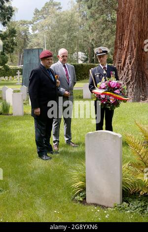 Wiederweihung des Belgischen Denkmals auf dem Brookwood Military Cemetery durch Captain Flamant Defense Attache von der Londoner Botschaft des Königreichs Belgien hier mit Paul McCue vom Secret World war 2 Learning Network & Eddie Jones von der Grabenerfahrung Stockfoto