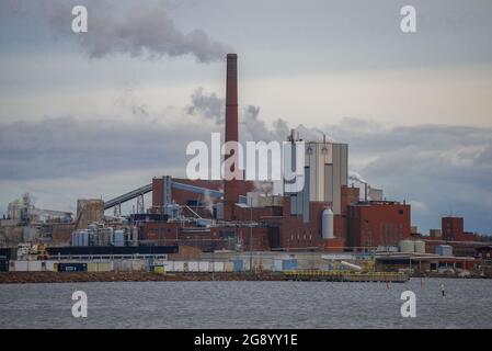 KOTKA, FINNLAND - 02. NOVEMBER 2019: Blick auf die Zellstoff- und Papierfabrik von Sunila am Novemberabend Stockfoto