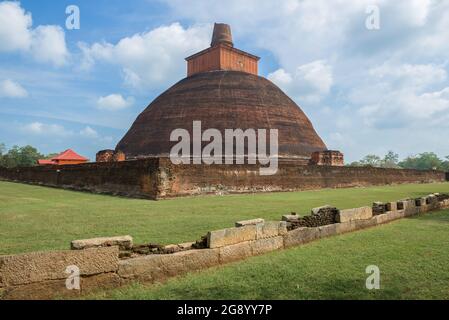 Altes Jetavana Dagoba an einem sonnigen Tag. Anuradhapura, Sri Lanka Stockfoto