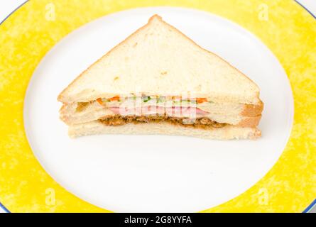 Mehrschichtiges Schinken-Sandwich in Keramikplatte Stockfoto