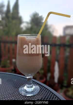 Eiskalter Kaffee. Eiskaffee in einem Barglas. Stockfoto
