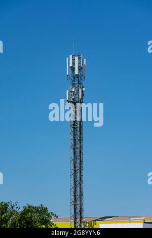Kommunikationsturm mit Mobilfunkantennen und gps Stockfoto
