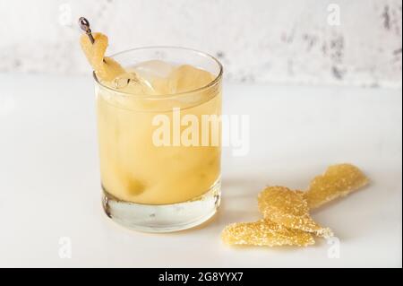 Glas Penicillin Cocktail auf weißem Hintergrund Stockfoto