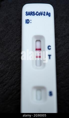 Nahaufnahme eines positiven COVID-19-Selbsttests Stockfoto