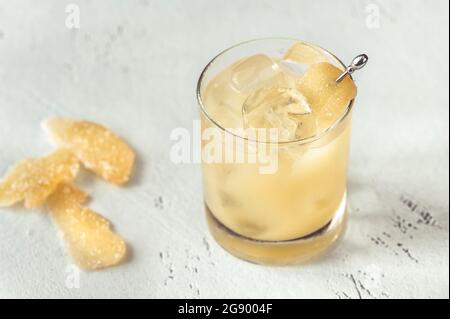 Glas Penicillin Cocktail auf weißem Hintergrund Stockfoto