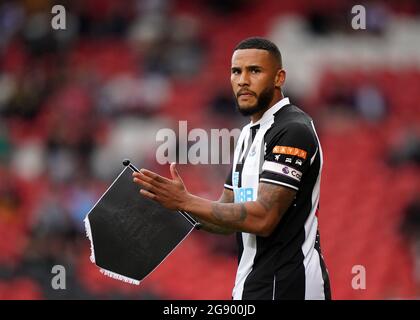 Jamaal Lascelles von Newcastle United applaudiert den Fans vor dem Freundschaftsspiel vor der Saison im Keepmoat Stadium, Doncaster. Bilddatum: Freitag, 23. Juli 2021. Stockfoto