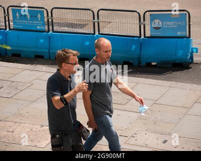 Fußgänger gehen an Bannern vorbei, auf denen Streetspace for London angekündigt wird, eine Initiative mit TFL Transport for London, um mehr Platz für Fußradtouren zu schaffen und die Autonutzung zu reduzieren Stockfoto