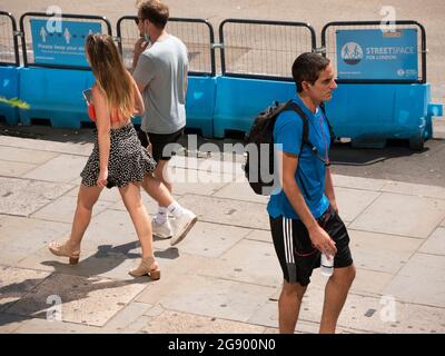 Fußgänger gehen an Bannern vorbei, auf denen Streetspace for London angekündigt wird, eine Initiative mit TFL Transport for London, um mehr Platz für Fußradtouren zu schaffen und die Autonutzung zu reduzieren Stockfoto