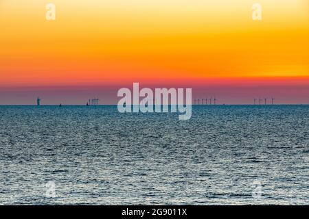 Der beeindruckende Offshore-Windpark Luchterduinen. Die Windmühlen befinden sich im Noordzee, 23 km von der niederländischen Küste zwischen Noordwijk und Zandvoort entfernt. Stockfoto