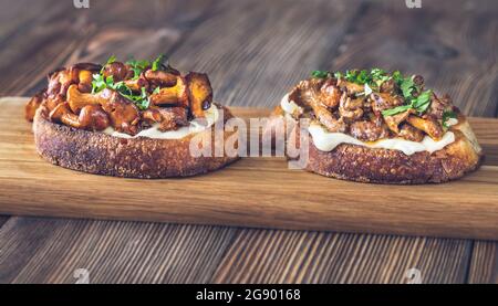 Sandwiches mit Käse und gebratenen Pfifferlingen Stockfoto