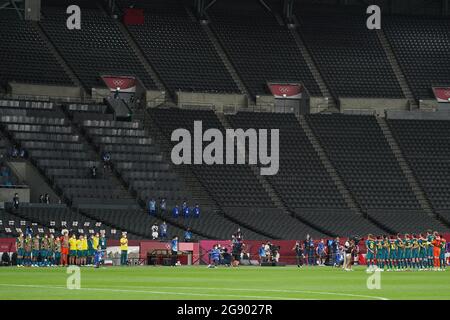 Sapporo, Japan. Juli 2021. Spieler Australiens während der Nationalhymne vor dem Spiel der Olympischen Fußballturniere Tokio 2020 zwischen Argentinien und Australien im Sapporo Dome in Sapporo, Japan. Kredit: SPP Sport Pressefoto. /Alamy Live News Stockfoto