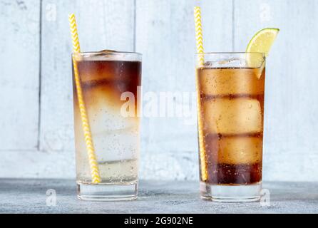 Gläser mit Dark 'n' Stormy und Cuba Libre Cocktails Stockfoto