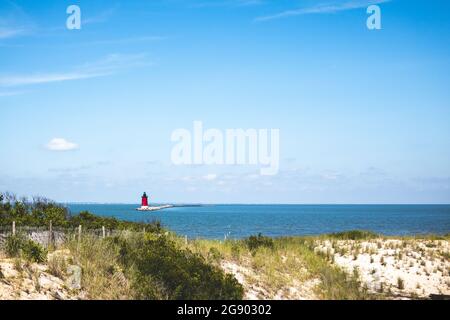 Der Delaware Breakwater East End Leuchtturm vom Cape Henloopen State Park in Lewes, Deleware aus gesehen. Stockfoto