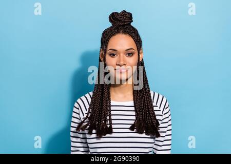 Foto-Porträt von lächelnden Mädchen mit Dreadlocks tragen gestreiftes Hemd isoliert pastellblau Hintergrund Stockfoto