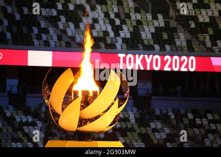 Tokio, Japan. Juli 2021. TOKIO - 23. JULI: Der Kessel für die Olympischen Spiele wird während der Eröffnungszeremonie der Olympischen Spiele 2020 in Tokio, Japan, am 23. Juli 2021 angezündet. (Foto von Mickael Chavet/RX/UPtertainment/Sipa USA) Quelle: SIPA USA/Alamy Live News Stockfoto