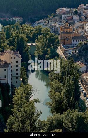 Die spektakuläre Landschaft von Hoz del Río Jucar mit der Parroquia Virgen de la Luz im Hintergrund von der Plaza MANGANA in der Stadt Cuenca, Spanien Stockfoto