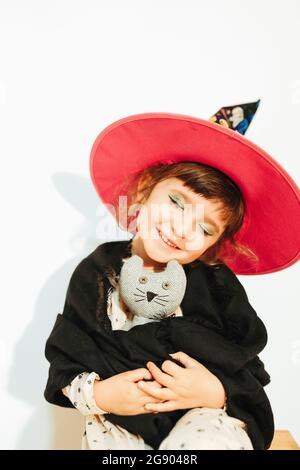 Mädchen mit Halloween Kostüm mit Stofftier Stockfoto
