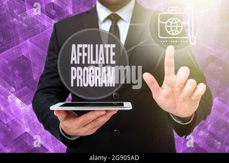 Schreiben mit Text Affiliate Program. Unternehmensübersicht automatisiertes elektronisches Programm, das einen Webwerber einbezieht man in Office Uniform Standing Stockfoto