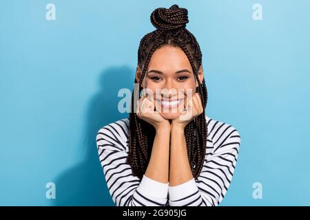 Foto-Porträt von Mädchen mit Dreadlocks lächelnd tragen gestreiftes Hemd isoliert pastellblau Hintergrund Copyspace Stockfoto