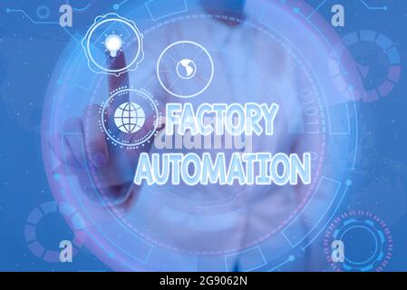 Hand schreiben Zeichen Factory Automation. Business-Schaufenster automatische Bedienung und Steuerung von Maschinen oder Prozessen Lady in Uniform Holding Tablet in Stockfoto