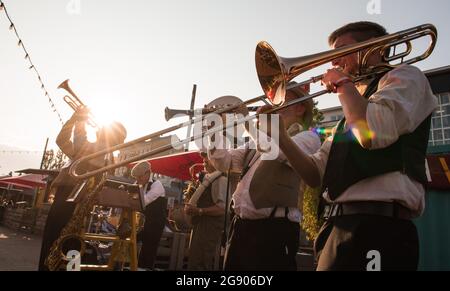 Hamburg, Deutschland. Juli 2021. Die Band Sunshine Brass tritt beim Spielbuden Festival auf dem Spielbudenplatz auf der Reeperbahn auf. Quelle: Daniel Bockwoldt/dpa/Alamy Live News Stockfoto