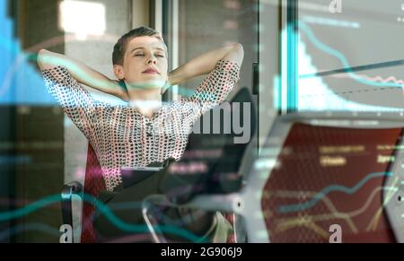 Geschäftsfrau mit geschlossenen Augen, entspannt im Büro Stockfoto