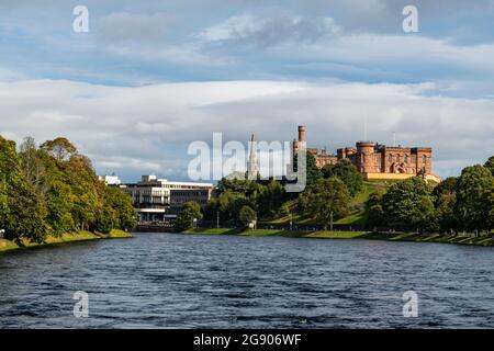 Großbritannien, Schottland, Inverness, Wolken über dem Fluss Ness mit Inverness Castle im Hintergrund Stockfoto