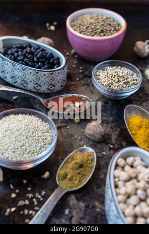 Sammlung von verschiedenen Gewürzen und Hülsenfrüchten Stockfoto