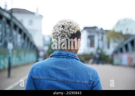 Lockige Frau, die auf der Brücke steht Stockfoto