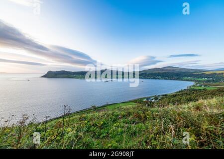 Großbritannien, Schottland, Wolken über Uig Bay in der frühen Abenddämmerung Stockfoto