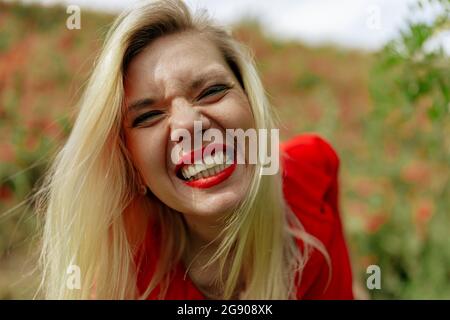 Eine Nahaufnahme einer Frau mit rosafarbenem Haar, die auf die Kamera schaut Stockfoto