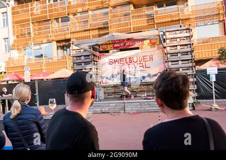 Hamburg, Deutschland. Juli 2021. Der Künstler Roc-IT tritt beim Spielbuden Festival auf dem Spielbudenplatz auf der Reeperbahn auf. Quelle: Daniel Bockwoldt/dpa/Alamy Live News Stockfoto