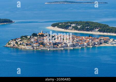 arial Blick auf die historische kroatische Küstenstadt Primosten Stockfoto