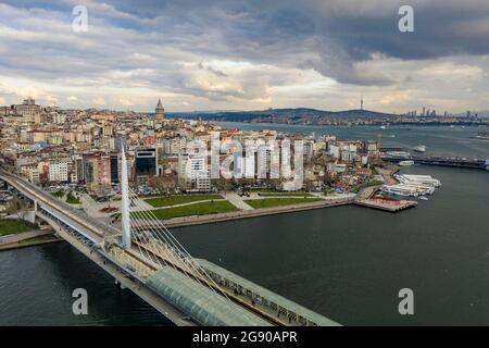 Türkei, Istanbul, Luftaufnahme der Wolken über der Golden Horn Metro Bridge Stockfoto