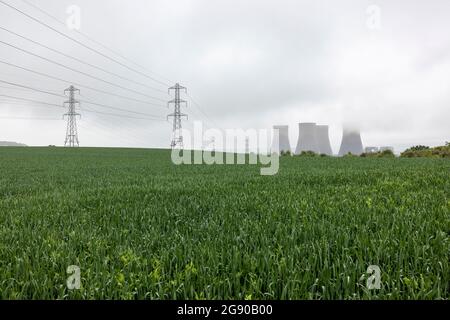 Großbritannien, England, Rugeleyfeld, Feld mit Strommasten und Kühltürmen im Hintergrund Stockfoto