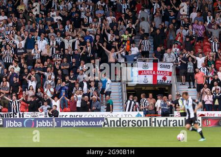 Doncaster, Großbritannien. Juli 2021. Newcastle United Fans während des Vorsaison Freundschaftsspiel zwischen Doncaster Rovers und Newcastle United im Keepmoat Stadium am 23. Juli 2021 in Doncaster, England. (Foto von Daniel Chesterton/phcimages.com) Quelle: PHC Images/Alamy Live News Stockfoto