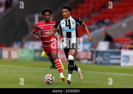 Doncaster, Großbritannien. Juli 2021. Jamal Lewis von Newcastle United während des Vorsaison-Freundschaftsspiel zwischen Doncaster Rovers und Newcastle United im Keepmoat Stadium am 23. Juli 2021 in Doncaster, England. (Foto von Daniel Chesterton/phcimages.com) Quelle: PHC Images/Alamy Live News Stockfoto