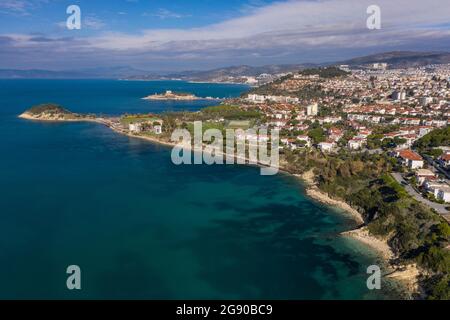 Türkei, Provinz Aydin, Kusadasi, Luftaufnahme der Küstenstadt im Sommer Stockfoto