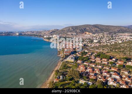 Türkei, Provinz Aydin, Kusadasi, Luftaufnahme der Küstenstadt im Sommer Stockfoto