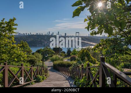 Die Fatih Sultan Mehmet Brücke in Istanbul, Türkei Stockfoto