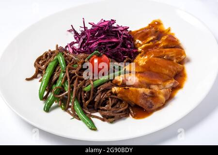 Buchweizen Nudeln mit Fleisch, grüne Bohnen und Rotkohl Stockfoto