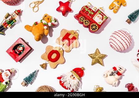 Sammlung von verschiedenen Weihnachtsdekorationen flach vor weißem Hintergrund gelegt Stockfoto