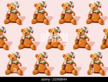 Muster anthropomorpher Teddybären mit Schals und Strickmützen Stockfoto