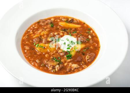 Rassolnik mit eingelegten Gurken, Gerste, Fleisch verziert Grün. Nahaufnahme Stockfoto