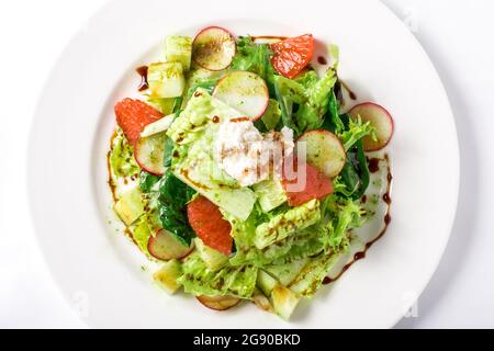 Frischer Salat mit Salat, Radieschen, Grapefruit, Käse und Zitrussoße Stockfoto