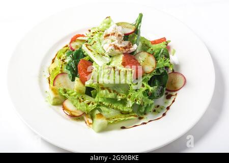 Frischer Salat mit Salat, Radieschen, Grapefruit, Käse und Zitrussoße Stockfoto