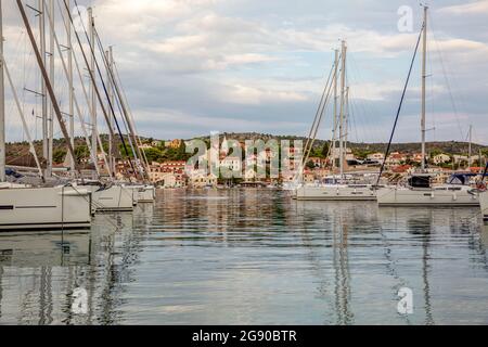 Seeschiffe, die im Meer am Hafen, Rogoznica, Dalmatien, Kroatien festgemacht haben Stockfoto