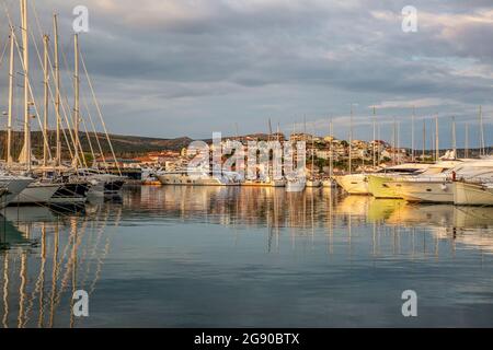 Landschaftlich reizvolle Ansicht der im Meer in Rogoznica, Dalmatien, Kroatien festfahrenden Seeschiffe Stockfoto